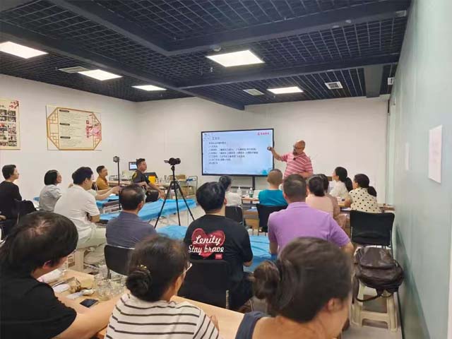 嵘领教育特邀骨科专家熊老师，亲授拔罐艾灸实操考试要点